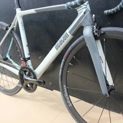 DEDACCIAI Vélo BEACON Carbone BF 100 Gris/blanc/bleu -Vélos de Route Soldes BF 100 gris blanc 3