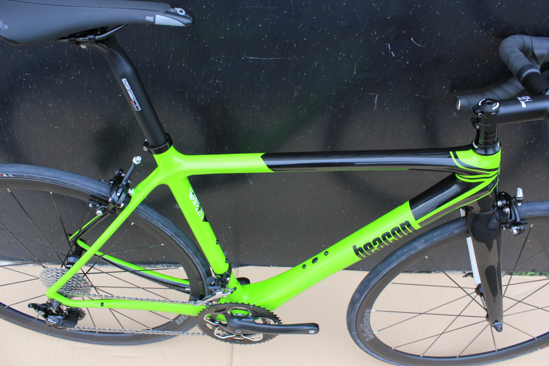 DEDACCIAI Vélo BEACON Carbone BF 100 Noir/vert Flash 5 DEDACCIAI Vélo BEACON Carbone BF 100 Noir/vert Flash – Image 3