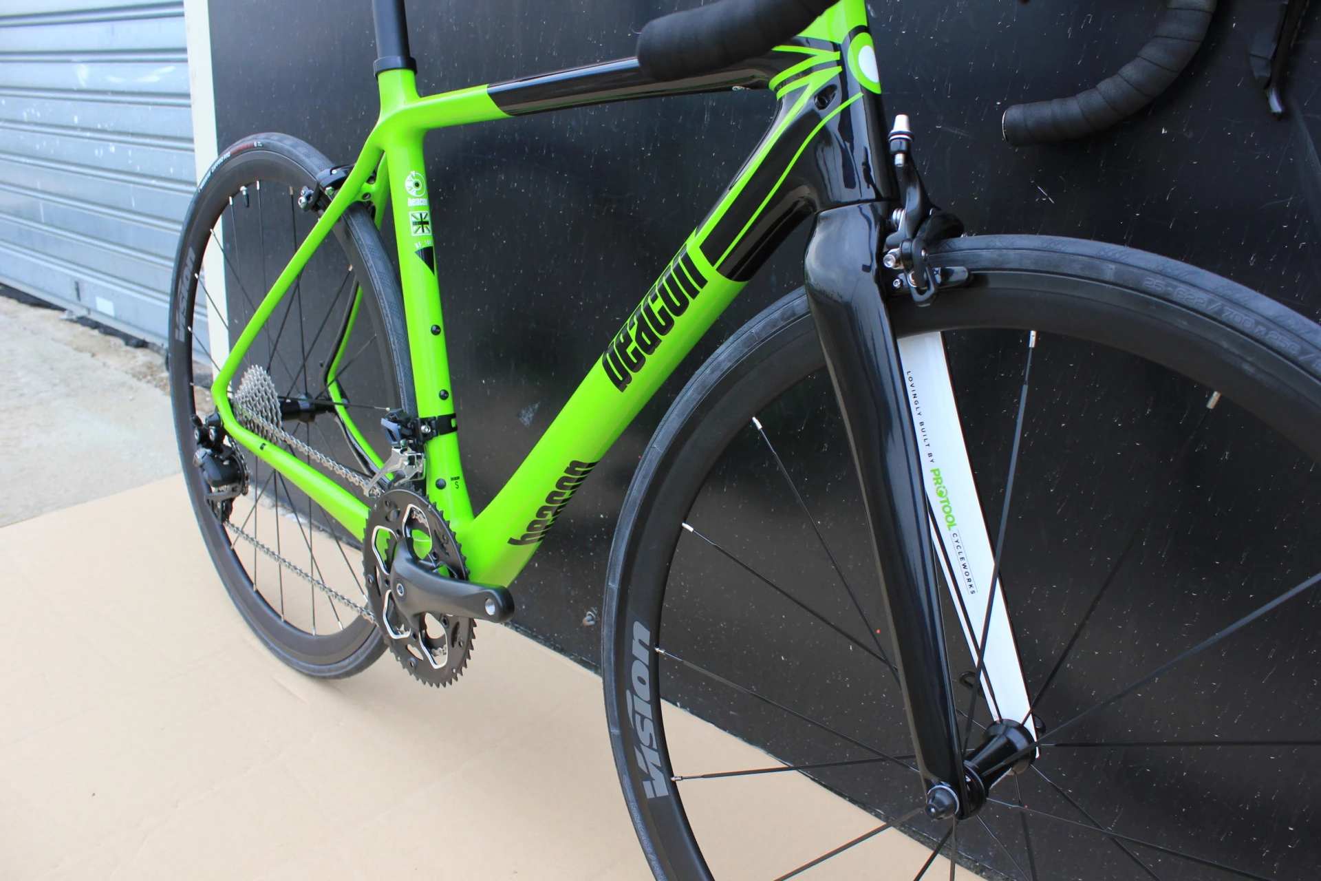 DEDACCIAI Vélo BEACON Carbone BF 100 Noir/vert Flash 6 DEDACCIAI Vélo BEACON Carbone BF 100 Noir/vert Flash – Image 4