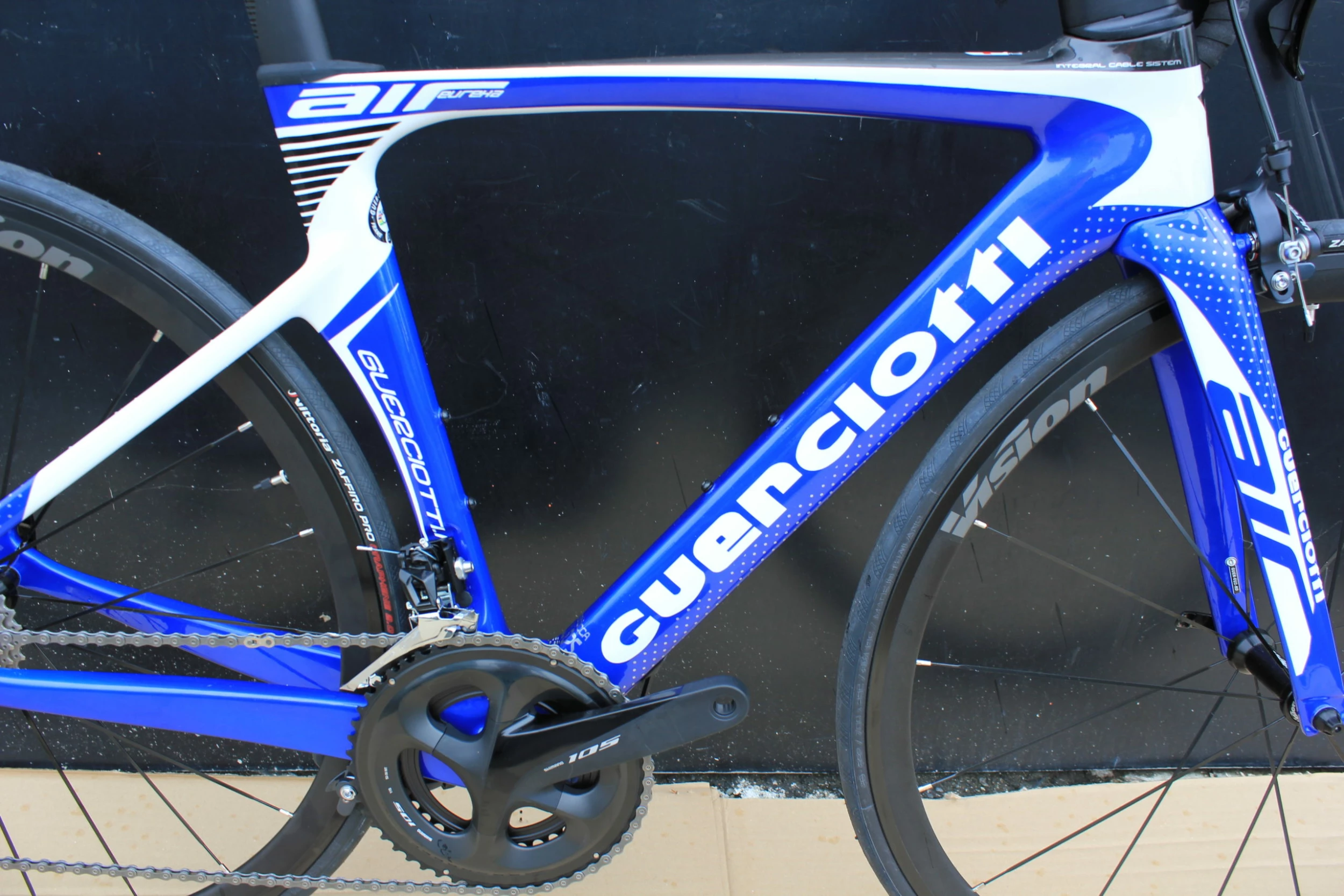 Vélo GUERCIOTTI EUREKA AIR Carbone Shimano Ultégra 8000 11V Bleu/blanc 4 Vélo GUERCIOTTI EUREKA AIR Carbone Shimano Ultégra 8000 11V Bleu/blanc – Image 2