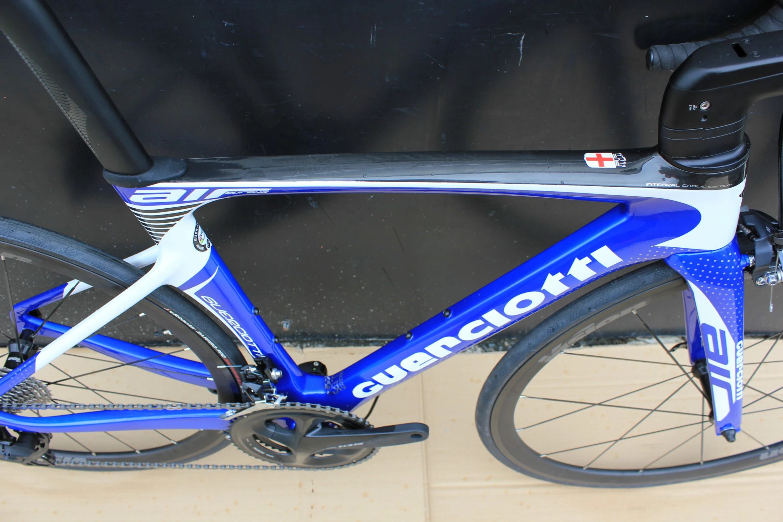 Vélo GUERCIOTTI EUREKA AIR Carbone Shimano Ultégra 8000 11V Bleu/blanc 5 Vélo GUERCIOTTI EUREKA AIR Carbone Shimano Ultégra 8000 11V Bleu/blanc – Image 3