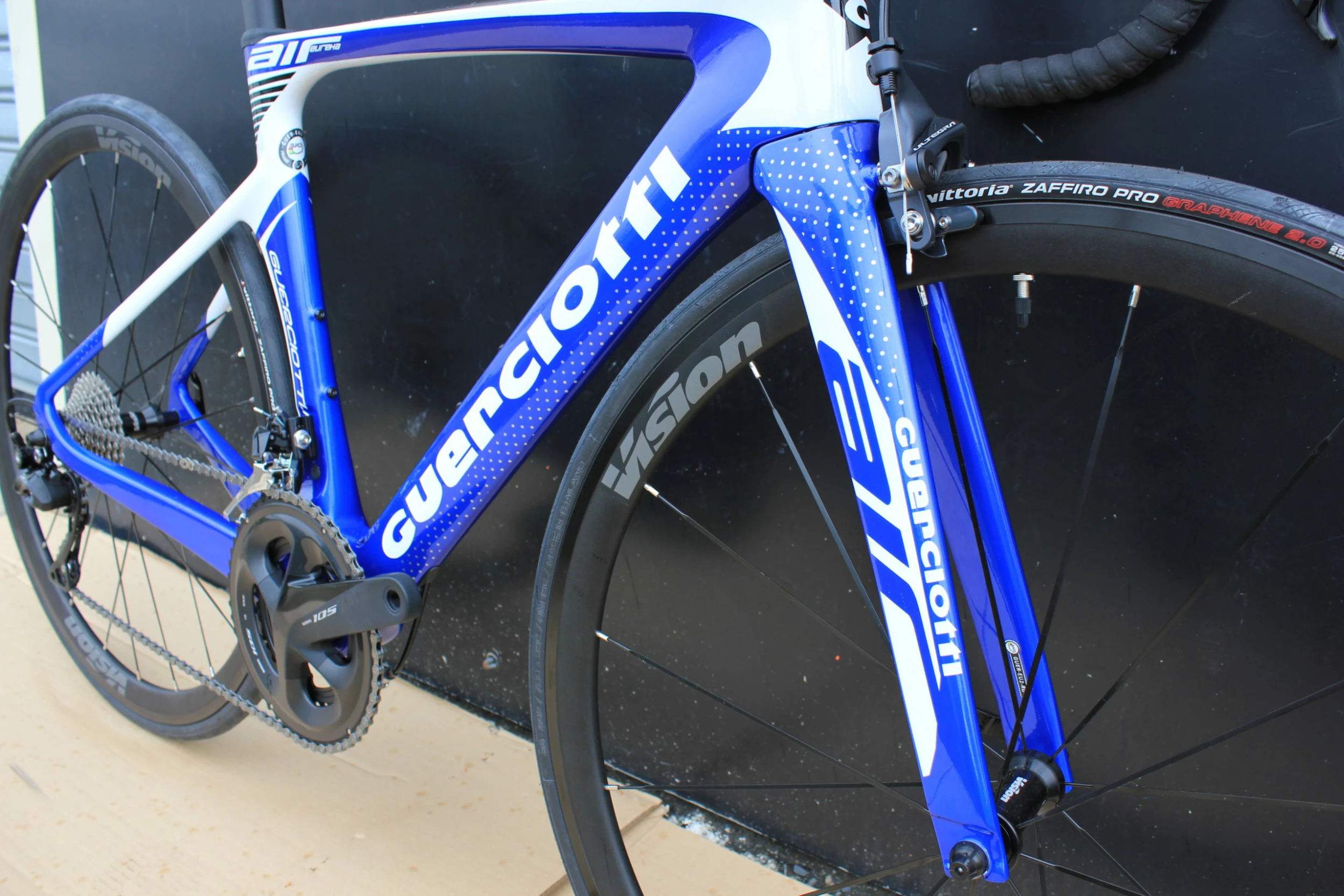 Vélo GUERCIOTTI EUREKA AIR Carbone Shimano Ultégra 8000 11V Bleu/blanc 6 Vélo GUERCIOTTI EUREKA AIR Carbone Shimano Ultégra 8000 11V Bleu/blanc – Image 4