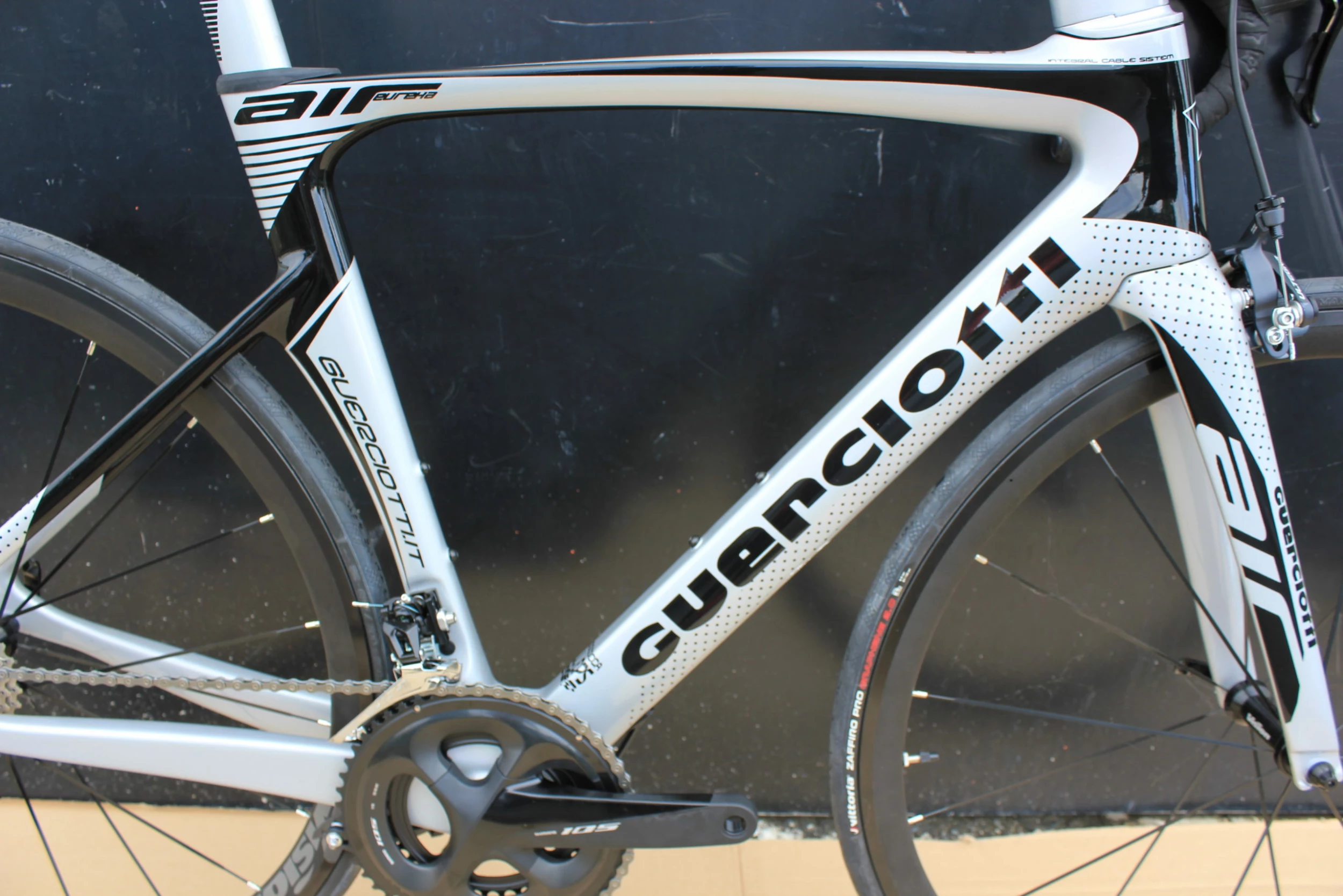 Vélo GUERCIOTTI EUREKA AIR Carbone Shimano Ultégra 8000 11V Silver/black 4 Vélo GUERCIOTTI EUREKA AIR Carbone Shimano Ultégra 8000 11V Silver/black – Image 2