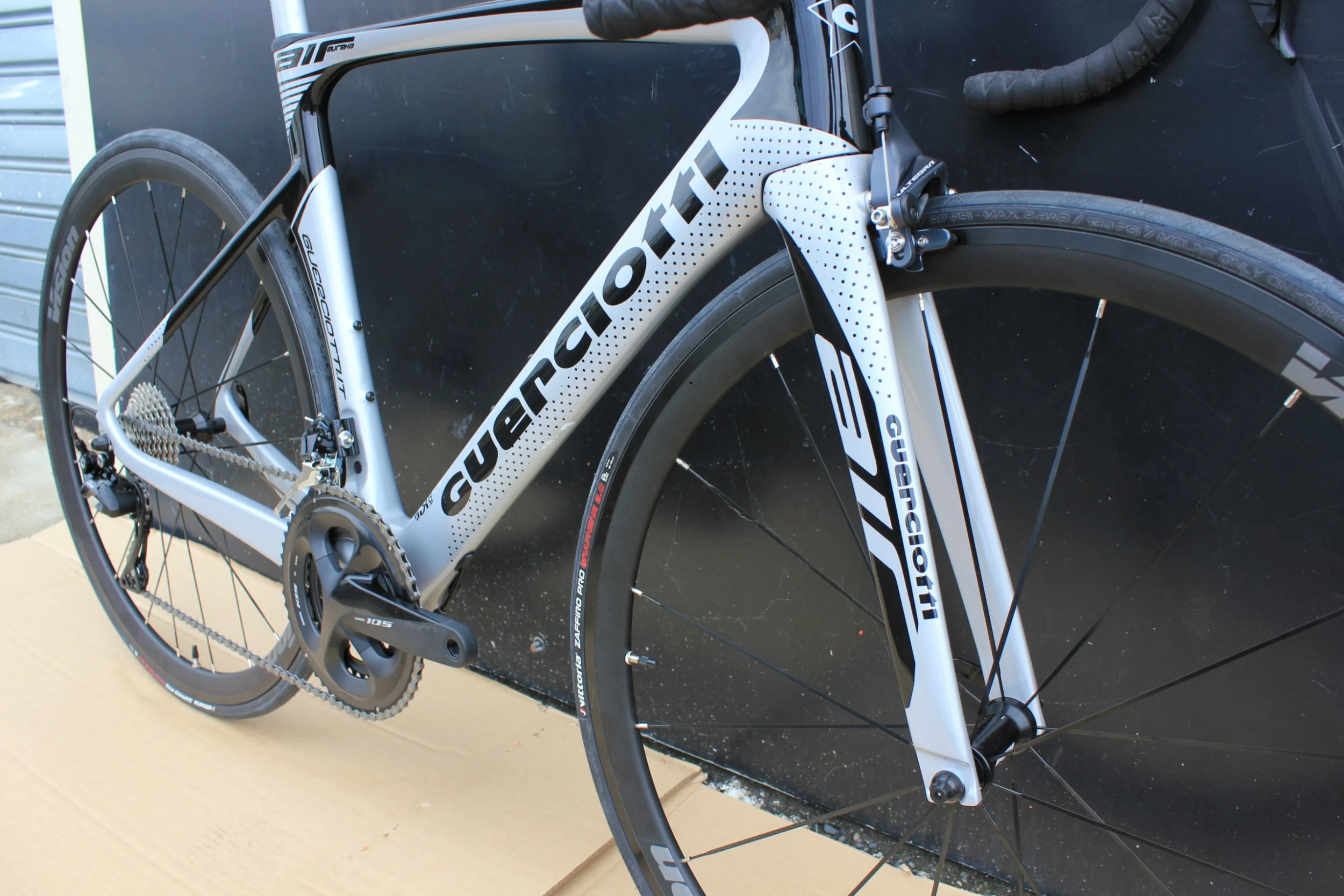 Vélo GUERCIOTTI EUREKA AIR Carbone Shimano Ultégra 8000 11V Silver/black 6 Vélo GUERCIOTTI EUREKA AIR Carbone Shimano Ultégra 8000 11V Silver/black – Image 4