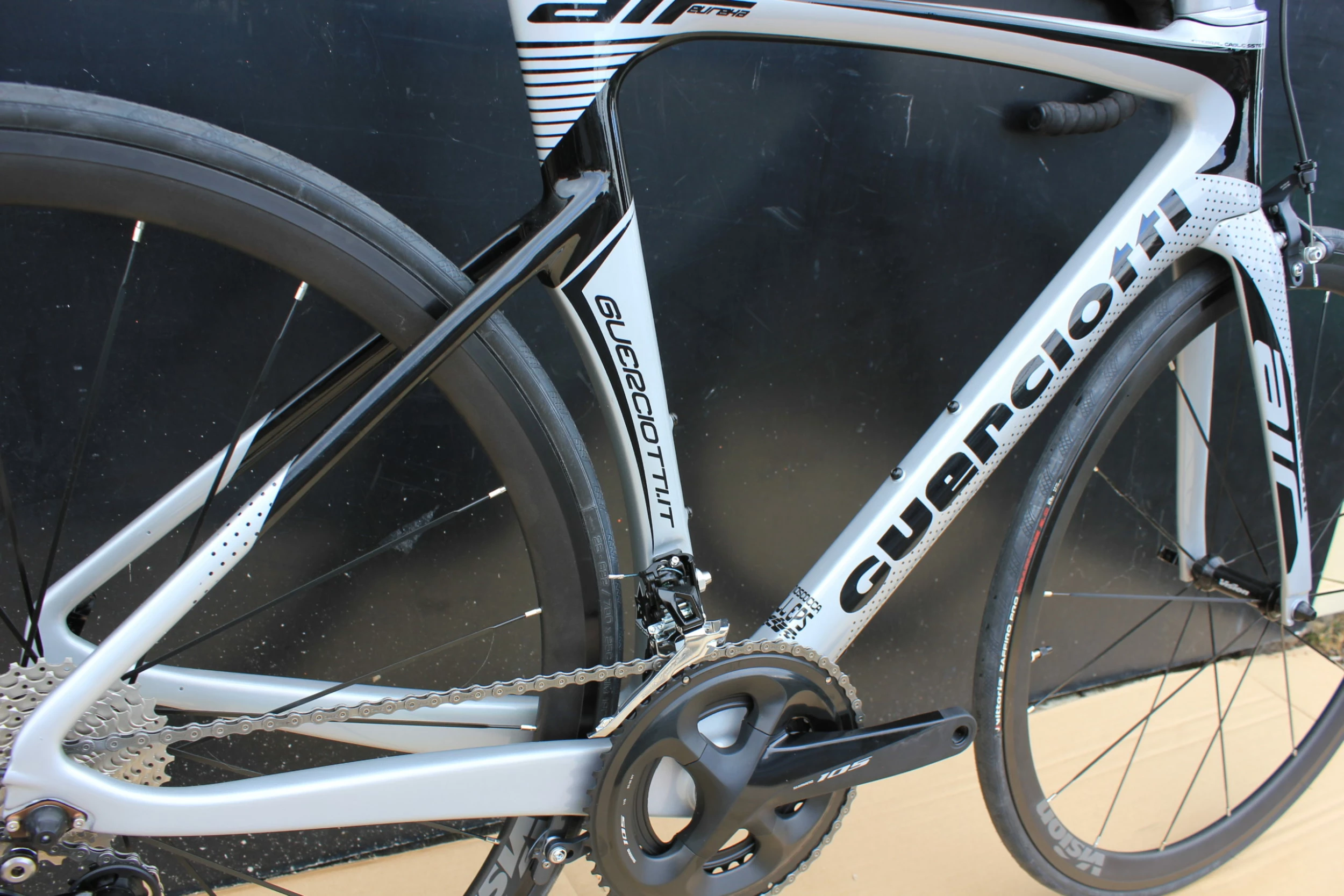 Vélo GUERCIOTTI EUREKA AIR Carbone Shimano Ultégra 8000 11V Silver/black 7 Vélo GUERCIOTTI EUREKA AIR Carbone Shimano Ultégra 8000 11V Silver/black – Image 5