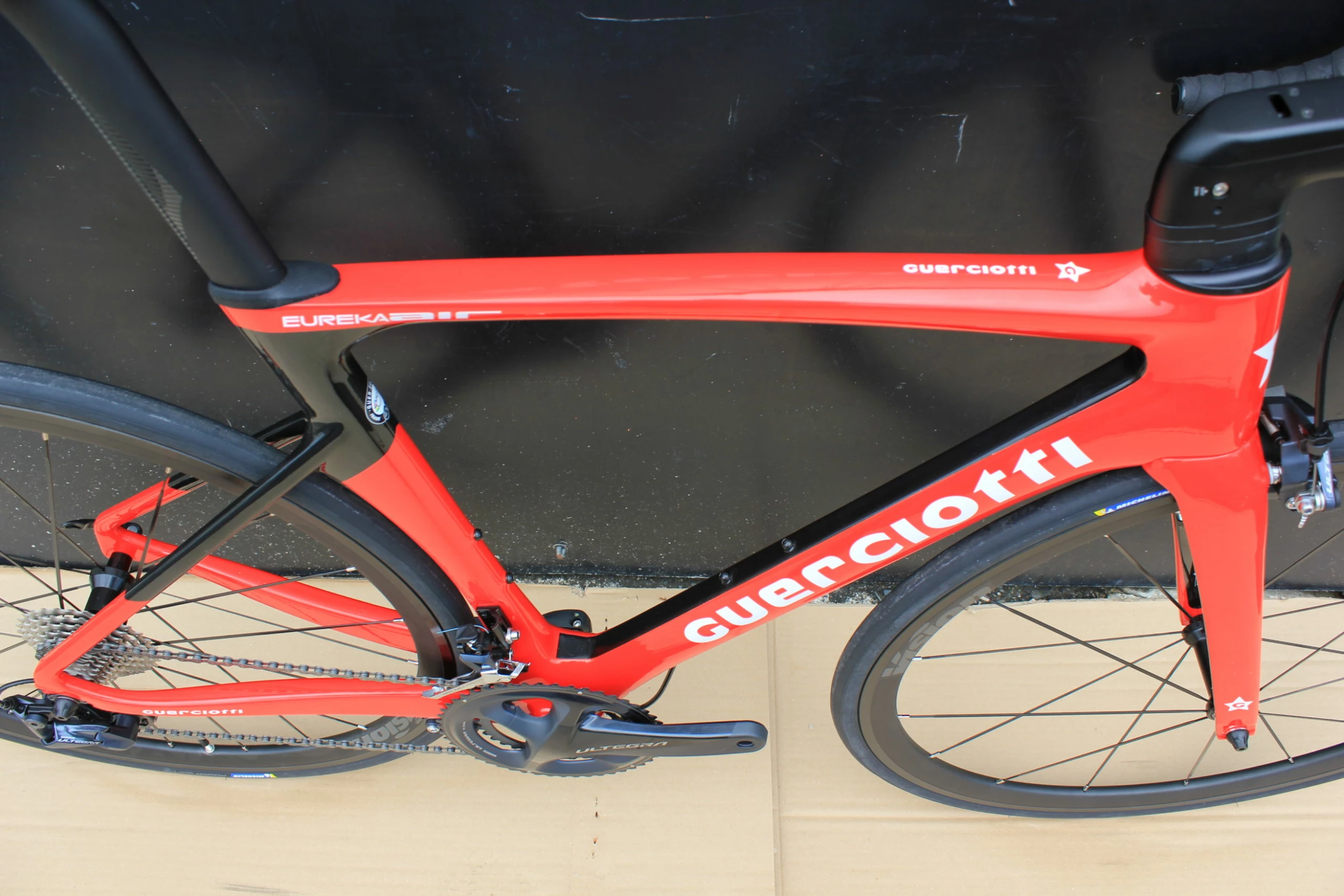 Vélo GUERCIOTTI EUREKA AIR Carbone Shimano Ultégra 8000 11V Noir/rouge 5 Vélo GUERCIOTTI EUREKA AIR Carbone Shimano Ultégra 8000 11V Noir/rouge – Image 3