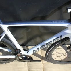 BH Vélo MASSI ARROW Race Carbone Shimano 105 Di2 12V Blanc -Vélos de Route Soldes massi arrow blanc 2 scaled 1