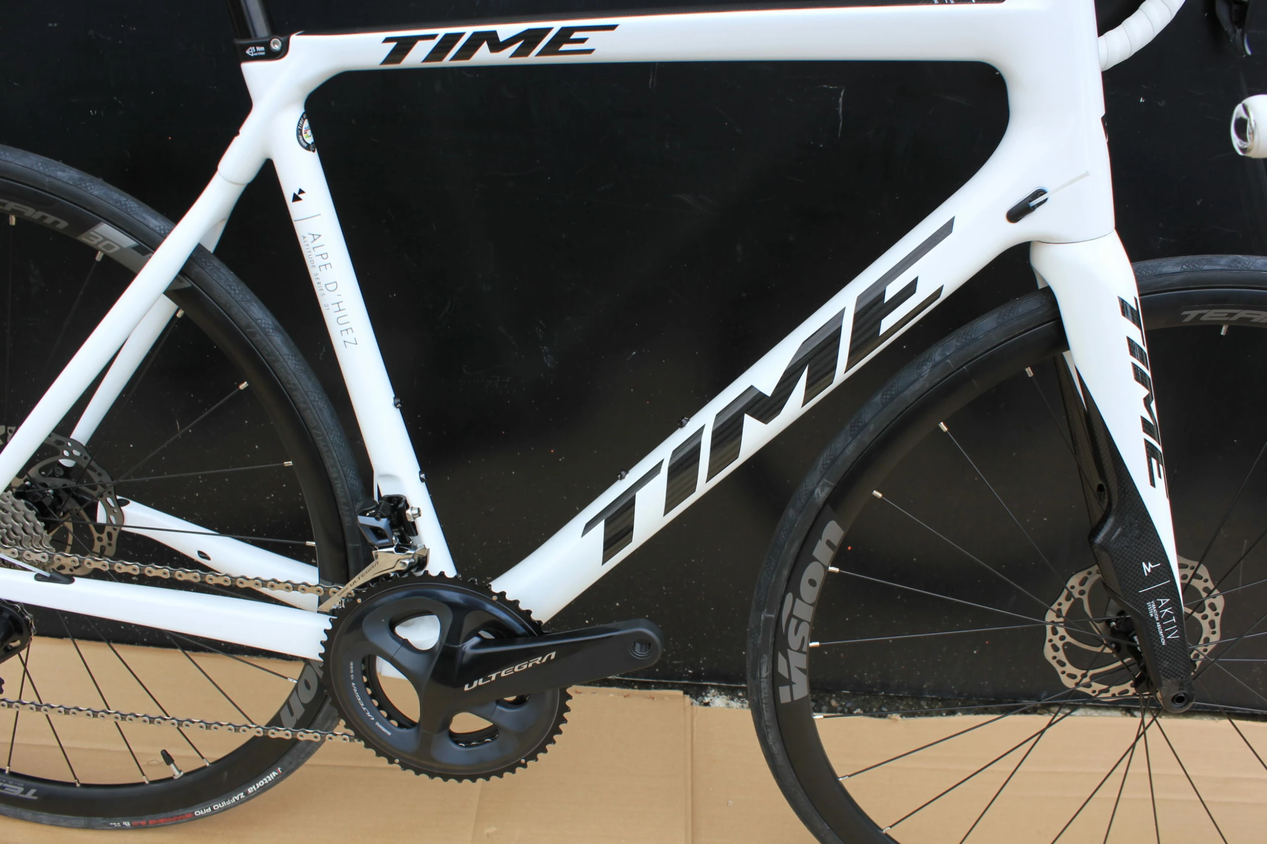 Vélo TIME ALPE D’HUEZ 21 Disc Avec Fourche AKTIV Gloss Blanc/noir 4 Vélo TIME ALPE D’HUEZ 21 Disc Avec Fourche AKTIV Gloss Blanc/noir – Image 2