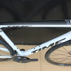 Vélo TIME ALPE D’HUEZ 21 Disc Avec Fourche AKTIV Gloss Blanc/noir 9 Vélo TIME ALPE D’HUEZ 21 Disc Avec Fourche AKTIV Gloss Blanc/noir -Vélos de Route Soldes time 21 disc blanc 2 scaled 1