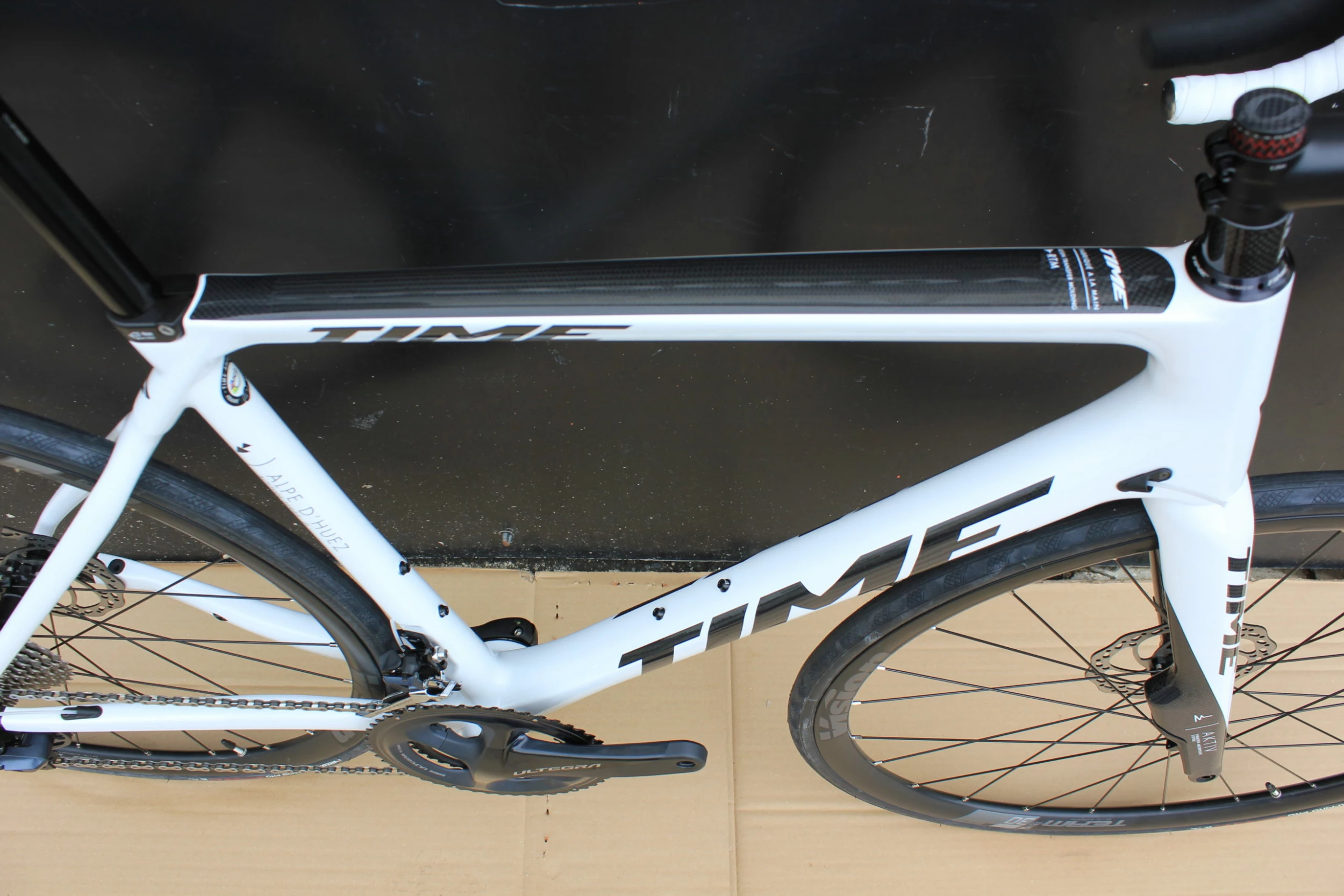 Vélo TIME ALPE D’HUEZ 21 Disc Avec Fourche AKTIV Gloss Blanc/noir 5 Vélo TIME ALPE D’HUEZ 21 Disc Avec Fourche AKTIV Gloss Blanc/noir – Image 3