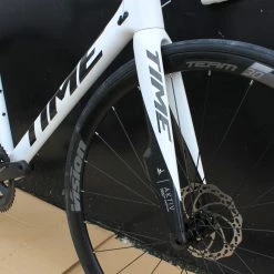 Vélo TIME ALPE D’HUEZ 21 Disc Avec Fourche AKTIV Gloss Blanc/noir 10 Vélo TIME ALPE D’HUEZ 21 Disc Avec Fourche AKTIV Gloss Blanc/noir -Vélos de Route Soldes time 21 disc blanc 3 scaled 1