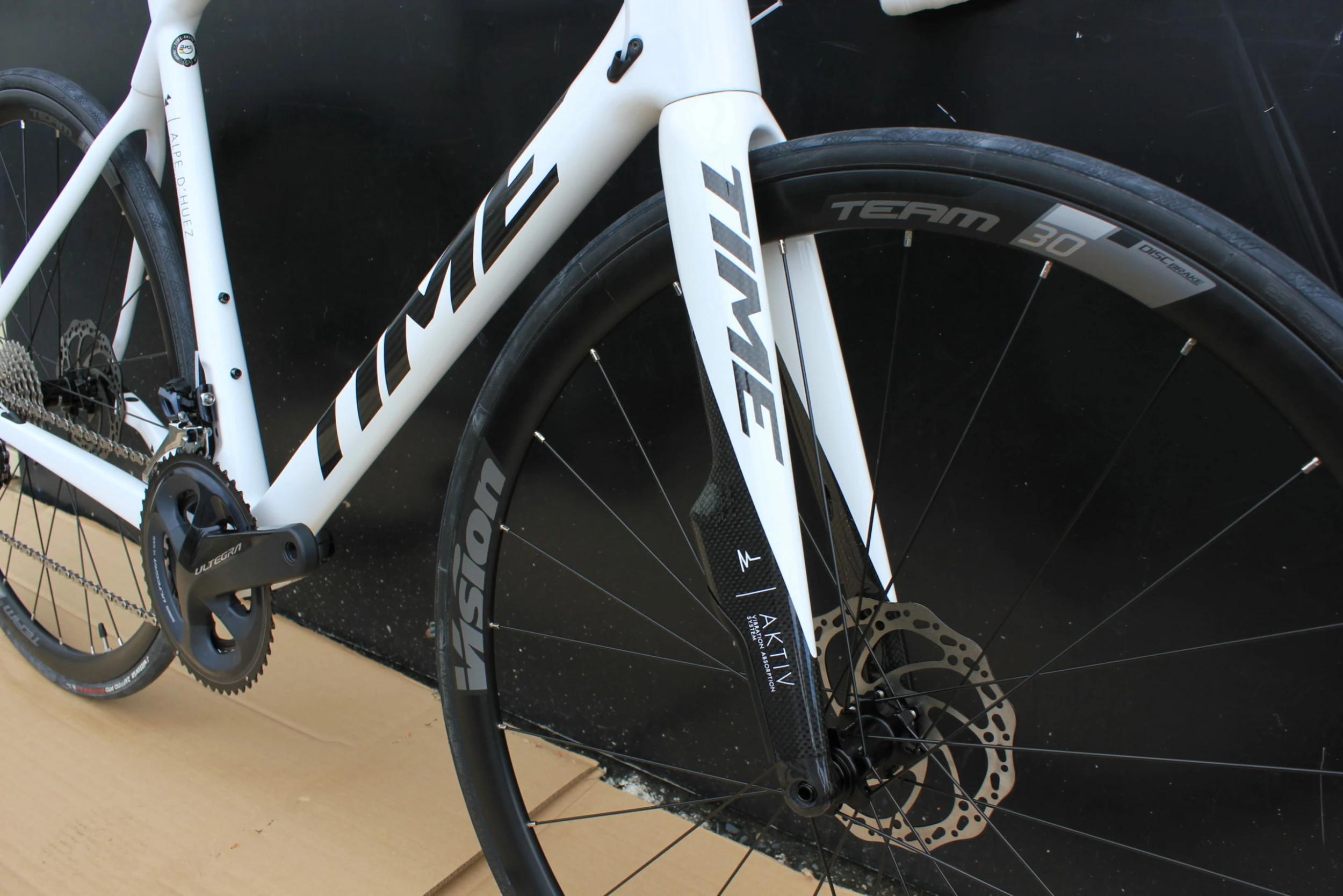 Vélo TIME ALPE D’HUEZ 21 Disc Avec Fourche AKTIV Gloss Blanc/noir 6 Vélo TIME ALPE D’HUEZ 21 Disc Avec Fourche AKTIV Gloss Blanc/noir – Image 4